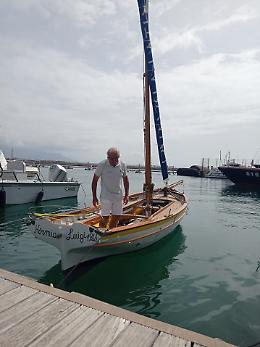 Una piccola barca messaggera di pace nel Mediterraneo