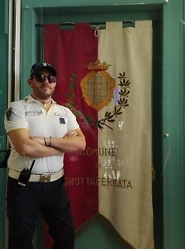 Dagli abiti talari passa alla polizia locale