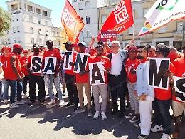 Cgil in piazza contro il caporalato, Landini: "Alziamo la testa e combattiamo"