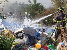 Rifiuti a fuoco nel rifugio di fortuna, in fiamme anche materiali pericolosi