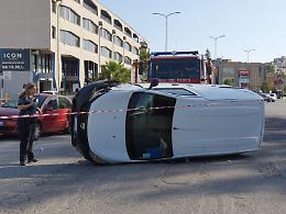 Urta un'auto in sosta e si ribalta col furgone