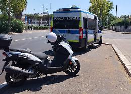 Incidente tra scooter e Toyota: l'automobilista va via e poi torna sul luogo dello scontro
