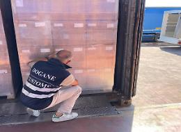 Sequestrate oltre 1500 paia di scarpe non conformi: fermo amministrativo delle Dogane
