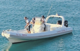 Guida spericolata in mezzo al mare, inseguito e denunciato 