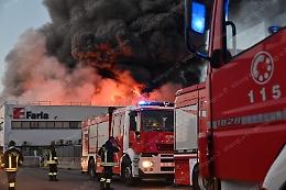 Inferno di fuoco nell'azienda Farla: struttura distrutta dalle fiamme