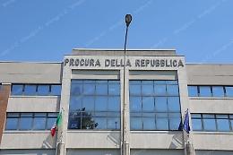 Sassi, sputi e minacce ai vicini di casa, fermata la stalker