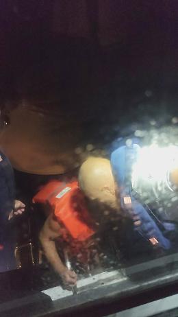 Imbarcano acqua nel gommone e rischiano di affondare: salvati nella notte
