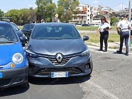 Investe una donna, cercando di evitarla centra un'auto 