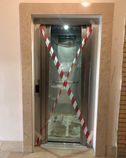 Bloccati in ascensore per un’ora, era stato appena sostituito