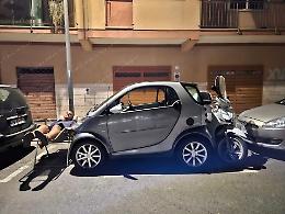 Gli parcheggiano davanti al garage, per protesta si sdraia per presidiarlo