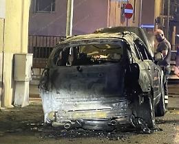 Auto distrutta dalle fiamme, indagano i carabinieri