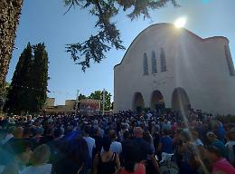 Una folla a Borgo Podgora per il funerale di Christian e Gabriele