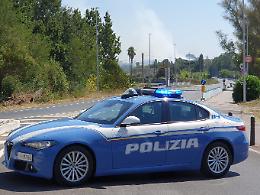 Vasto incendio di sterpaglie, strada chiusa verso il mare