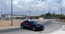 Minaccia il suicidio davanti al Rosselli, per fermarlo usano il taser