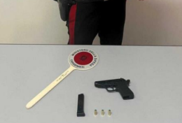 Sorpreso all'esterno di un locale con una scacciacani: denuncia e Daspo urbano