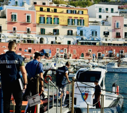 Alimenti scaduti e senza etichetta, i carabinieri del Nas sequestrano due tonnellate di cibo e bevande