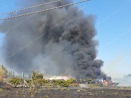 Fiamme e boati, brucia un capannone