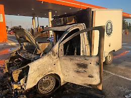 Furgone a fuoco, paura al distributore