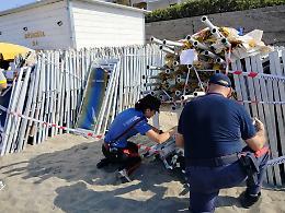 Lettini e ombrelloni in affitto nei tratti di spiaggia libera, controlli e sanzioni