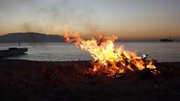 Falò e spiagge vietate, scoppia la polemica: orari “ridotti” anche per gli stabilimenti 
