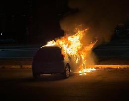 Aprilia, auto a fuoco nel quartiere Primo: