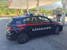 Tenta il suicidio, salvato dai Carabinieri. Poi ruba in un distributore