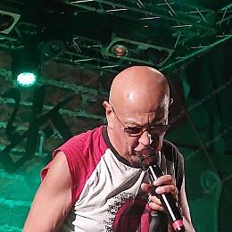 Enrico Ruggeri a Cisterna, lo show e la polemica per le... transenne