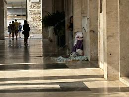 Viaggio nel centro della vergogna tra degrado, bivacchi e clochard