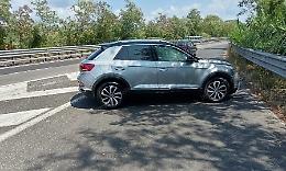 Minturno, tampona un’auto e fugge nei campi