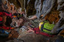Grotta Vecchi, conclusa la prima campagna di scavi che svela i particolari "rituali" dell'epoca