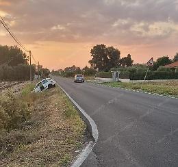 Incidente in via Trasversale, auto finisce fuori strada: 19enne portata in ospedale