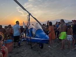 Motore in avaria, atterraggio d'emergenza sulla spiaggia