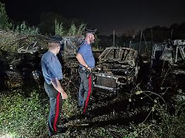 Incendio nel deposito giudiziario, distrutte otto vetture