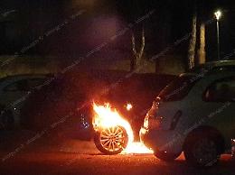 Due incendi d'auto in un'ora, doppio giallo nella notte
