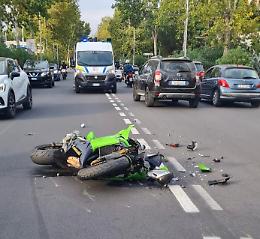 Scontro tra moto e auto, ferito un centauro
