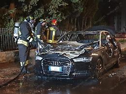 Due auto incendiate in un’ora, tracce del dolo e sgarri pregressi