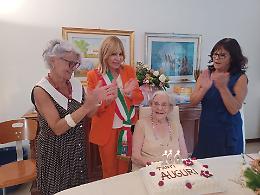 Cento candeline per Maria Pontesilli, gli auguri del sindaco Celentano
