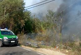 Piromane settantenne sorpreso a lanciare un innesco dall’auto