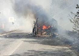Il furgone prende fuoco, paura sulla Campoverde - Nettuno