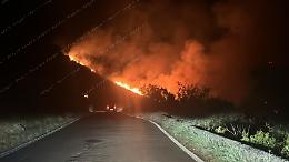 Fiamme a Norma: dall'alba, diciotto ore di interventi. La Provinciale resta chiusa