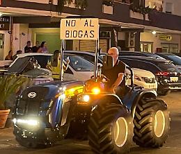 No al biogas, la protesta durante la processione