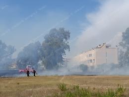 Piromani ancora in azione, le fiamme minacciano le case