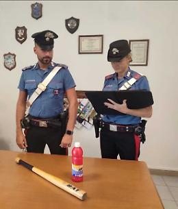 Aggredisce una donna sul luogo di lavoro con una mazza da baseball e acido: arrestato