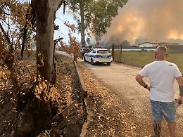 Vasto incendio in via della Polveriera, famiglie evacuate