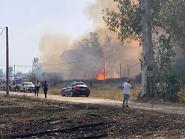 Incendio tra le case, l'ordinanza dal Comune per evacuare le case