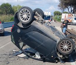 Scontro tra due auto al lido, una si ribalta