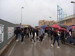 Mancata iscrizione degli alunni, protesta degli studenti al Rosselli