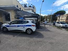 Urtato in bici da un'auto, ferito un anziano