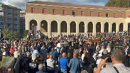 Folla commossa per l'ultimo saluto a Sabrina e al piccolo Santiago