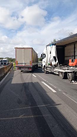 Riaperta parzialmente la via Pontina dopo il grave incidente tra mezzi pesanti